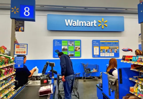   HDR attēls, Walmart izrakstīšanās josla, kases aparātu maksājošs klients, iepirkumu grozs — Saugus, Masačūsetsa, ASV — 2018. gada 2. aprīlis