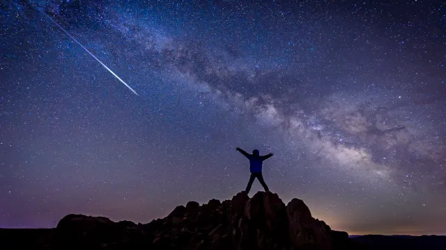 Meteori ar 'kvēlojošiem vilcieniem' šajā nedēļas nogalē izgaismos debesis — kā tos redzēt