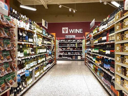   Знакът за винена пътека в магазин за хранителни стоки Publix с разнообразие от вина от различни лозя.