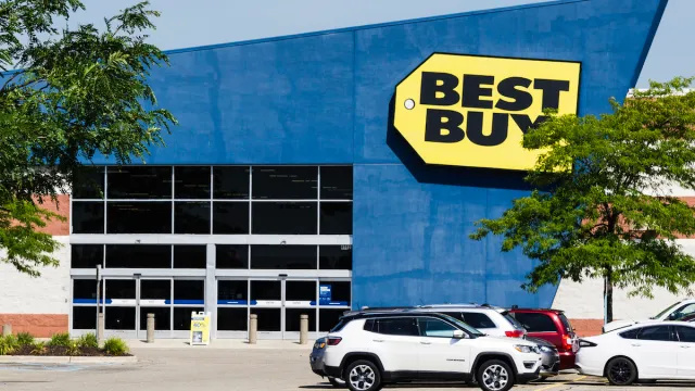 Best Buy stenger 15 flere butikker i år
