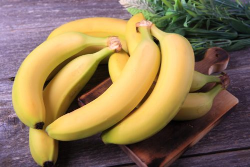   Plátanos maduros en mesa de madera