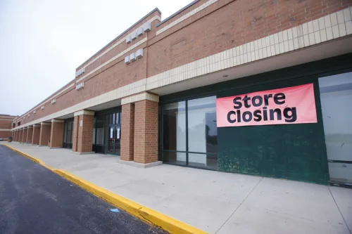   Cửa hàng đóng cửa ở trung tâm mua sắm ngoại ô.