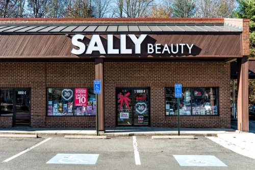   Sally Beauty Supply -myymälä Plaza-ostoskeskuksessa Strip Mall -kyltti Virginiassa, parkkipaikka, kauppoja
