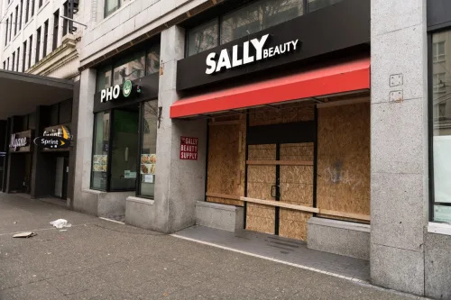   Късно през деня магазинът на Sally Beauty беше задигнат и временно затворен. Сиатъл се превърна в един от най-засегнатите щати от Covid-19.