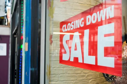   Знак за закриване на разпродажба на витрината на магазина