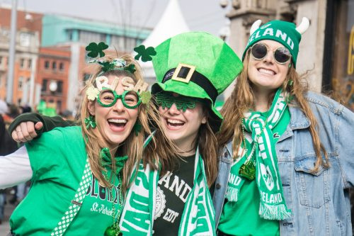   St Patricks dag, grupp vänner med gröna hattar leende