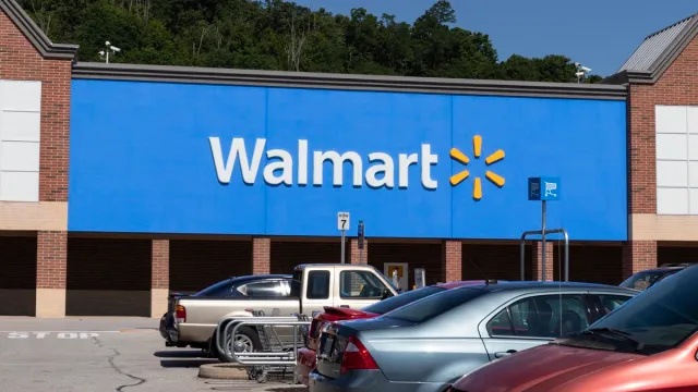 „Walmart“ pirkėjai grasina boikotuoti savitarnos kasos politiką