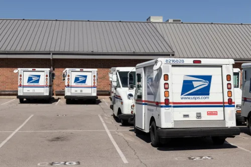   Camions de courrier de bureau de poste d'USPS. La Poste est chargée d'assurer la distribution du courrier.