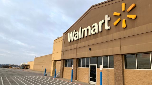   Pittsburgh, SAD, 4. ožujka 2021. Walmart trgovina u Richland Townshipu sjeverno od Pittsburgha