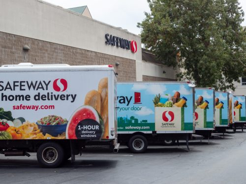  Flota de camiones de entrega de comestibles a domicilio de Safeway fuera de la ubicación de la tienda
