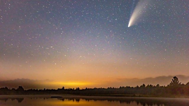 Експлозивната „дяволска комета“ може да фотобомбира слънчевото затъмнение – как да го видите