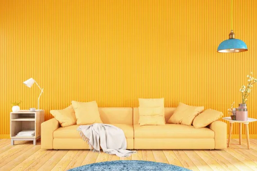  Keltainen olohuone sohvalla