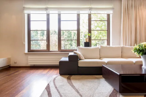   Acogedora sala de estar color crema en apartamento nuevo