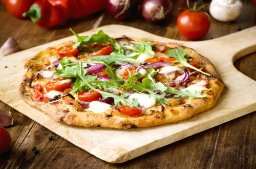   Nystekt pizza med ruccola, tomat, rødløk og mozzarella