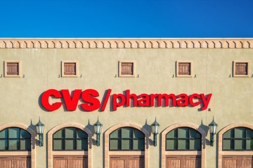   WESTLAKE, TEXAS - 27 DE OCTUBRE DE 2019: Exterior y letrero de la tienda CVS Pharmacy. CVS Pharmacy es una subsidiaria de la empresa minorista y de atención médica estadounidense CVS Health.