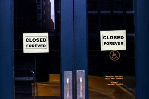   tienda cerrada con letreros