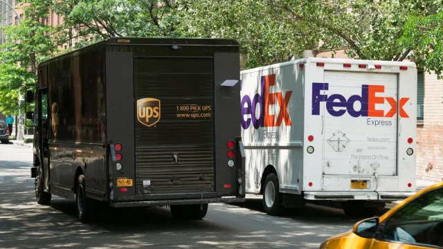 FedEx بمقابلہ UPS: ماہرین کا کہنا ہے کہ ایک واضح طور پر بہتر ہے۔