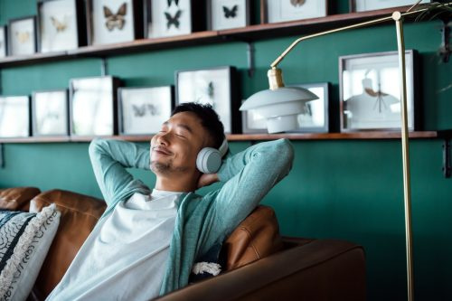   mladi azijski muškarac uživa u glazbi