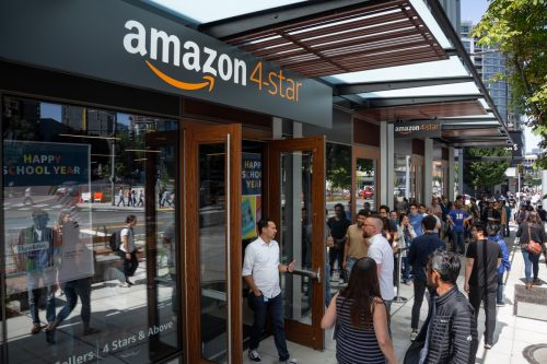   में प्रवेश"Amazon 4-Star" store at the company headquarters on opening day