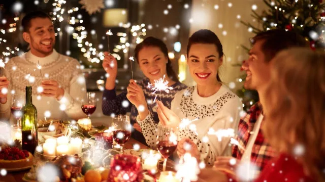 7 συνήθεις συμπεριφορές στα γιορταστικά πάρτι που είναι στην πραγματικότητα προσβλητικές