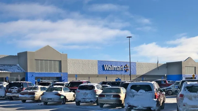 Nuo penktadienio „Walmart“ leis pirkėjams tai padaryti atsiskaitant