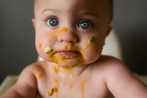   mazulis ar ēdienu pa visu seju