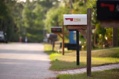   Įprasta amerikietiška lauko pašto dėžutė, skirta USPS priemiesčio gatvės pusėje.