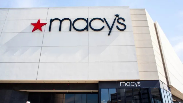 Macy's zapira še 150 trgovin, saj kupci opuščajo blagovno znamko