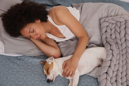   người phụ nữ và con chó ngủ cùng nhau