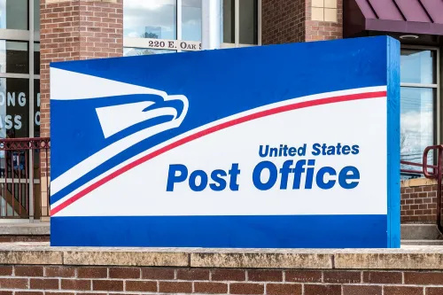   Nærbilde av et amerikansk postkontorskilt