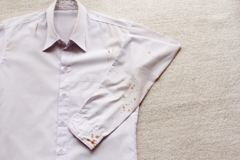   umazana srajca, nove uporabe čistilnih izdelkov