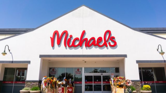   4 септември 2018 г. Сан Хосе / Калифорния / САЩ - Майкълс' store entrance to one of their locations in south San Francisco bay area; Michaels is a retail chain of stores specializing in arts and crafts