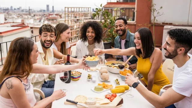 5 bedste ting at bede gæster om at tage med til en middagsfest, siger etiketteeksperter