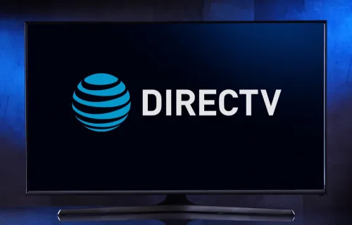   Plakanā ekrāna televizors ar DirecTV, Amerikas tiešās apraides satelīta pakalpojumu sniedzēja, kas atrodas El Segundo, Kalifornijā, logotipu, kas ir ATT meitas uzņēmums.