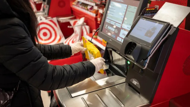 A Target está adicionando novas restrições ao auto-checkout em 2.000 lojas, a partir de domingo