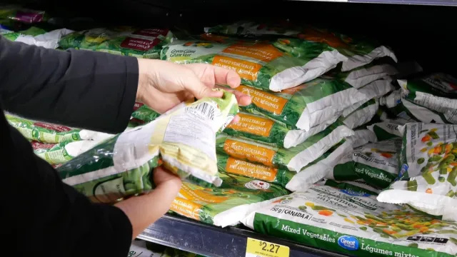 Gli acquirenti di Walmart dicono di 'non comprare mai' verdure di grande valore: ecco perché