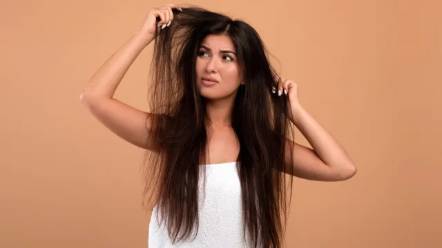 سٹائلسٹ کہتے ہیں کہ جھرجھری والے بالوں کے لیے 7 بہترین بال کٹوانے