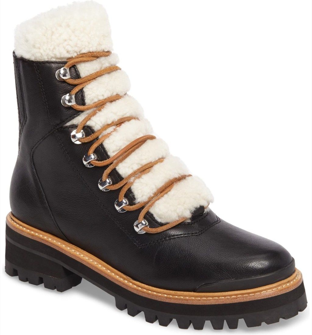 black lace up boots na may puting shearling dila