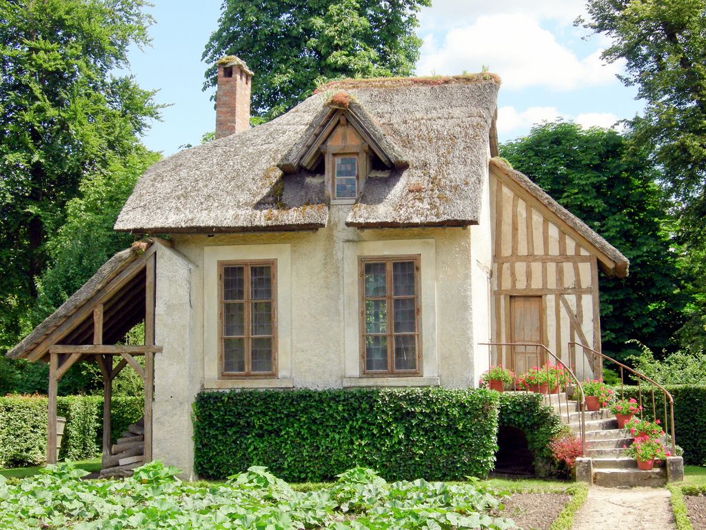 Starejši dom z okrašeno fasado povečuje vaš dom