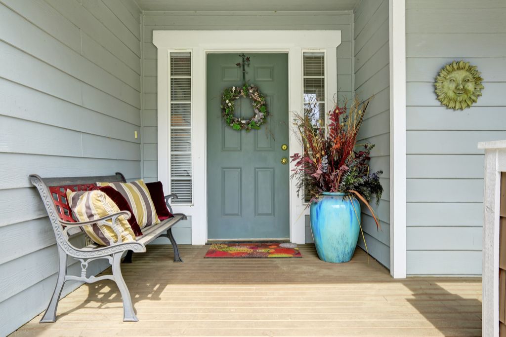 Okrašena sprednja veranda, ki pospešuje vaš dom