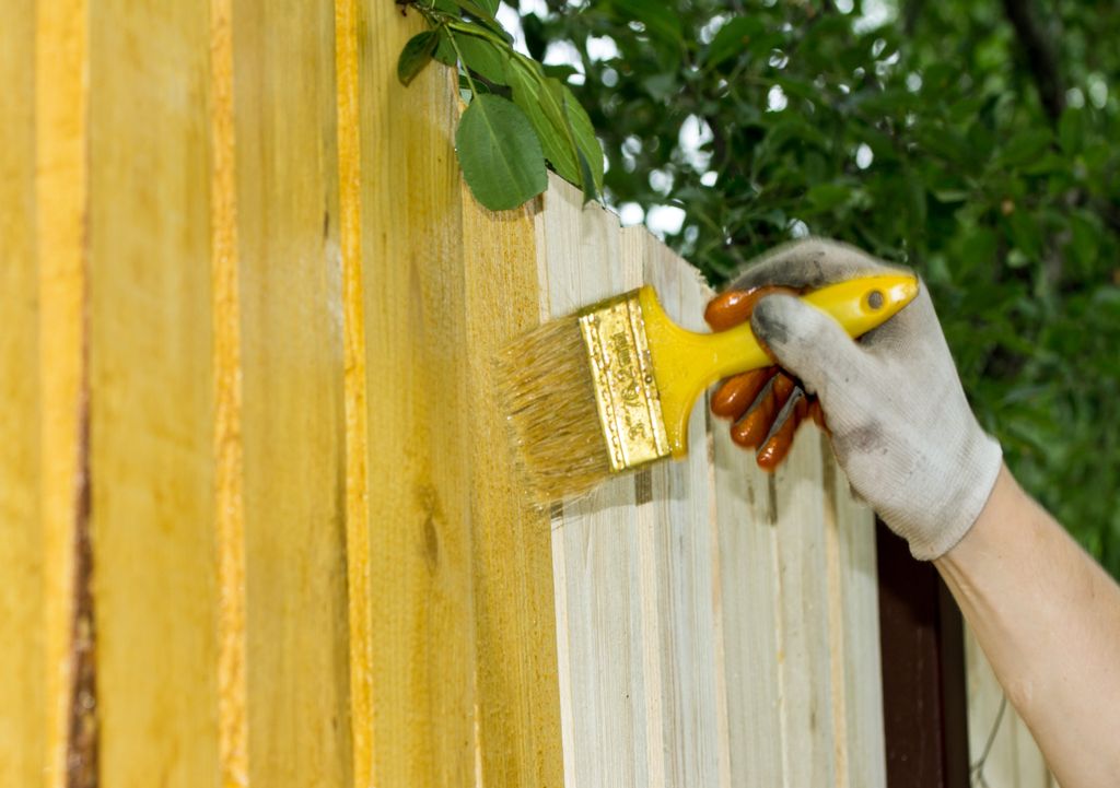 Боядисване на ограда, стимулираща вашия дом