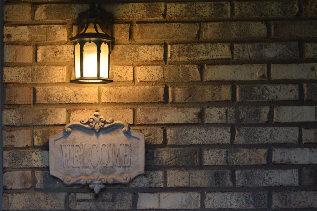 veranda luč ob opečni steni