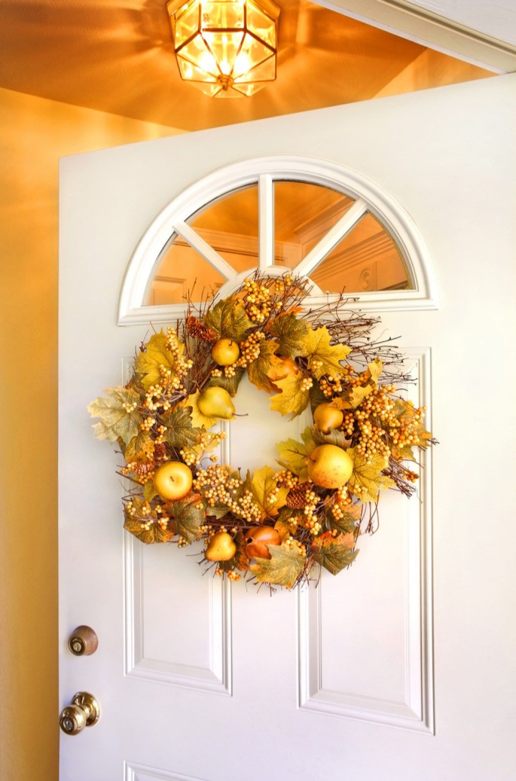 Sezonski venec na vratih, ki krepi vaš dom