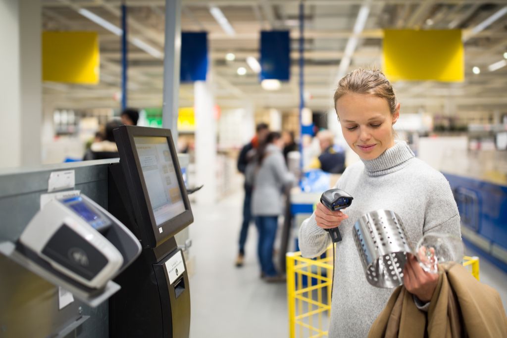 Mujer escaneando códigos de barras Datos sorprendentes sobre Ikea