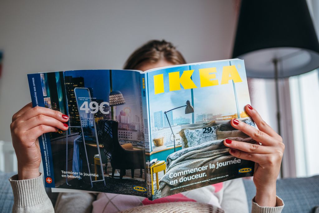 Mujer leyendo el catálogo de Ikea Datos sorprendentes sobre Ikea