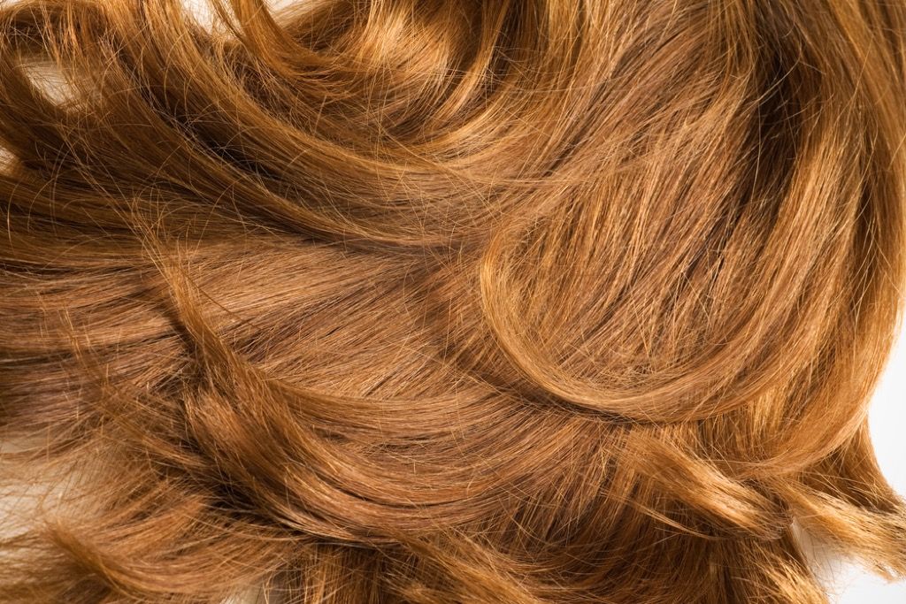 večplastni lasje, ostriženi na rdečih laseh