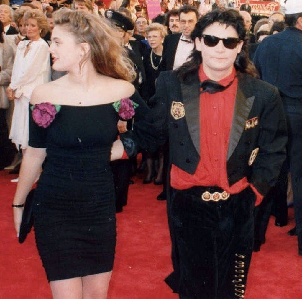 درو باريمور وكوري فيلدمان في حفل توزيع جوائز الأوسكار الحادي والستين ، يرتدي كوري راي بان وايفاررز ، أزياء الثمانينيات