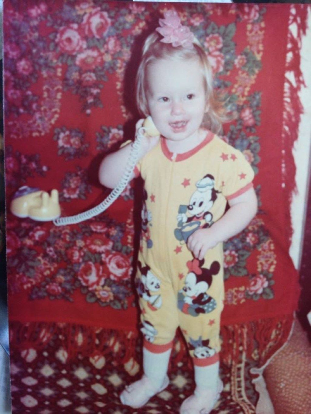 طفل من الثمانينيات يرتدي ملابس ميكي ماوس ، أزياء الثمانينيات
