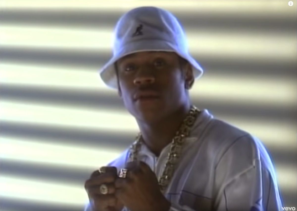 Glasbeni video LL Cool J v glasbi I Need Love nosi belo kangolsko kapo, priljubljen modni trend 80-ih