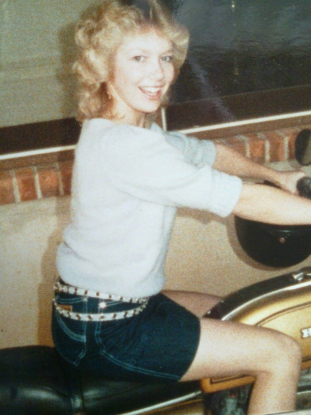 готина мини пола в стил 1980-те